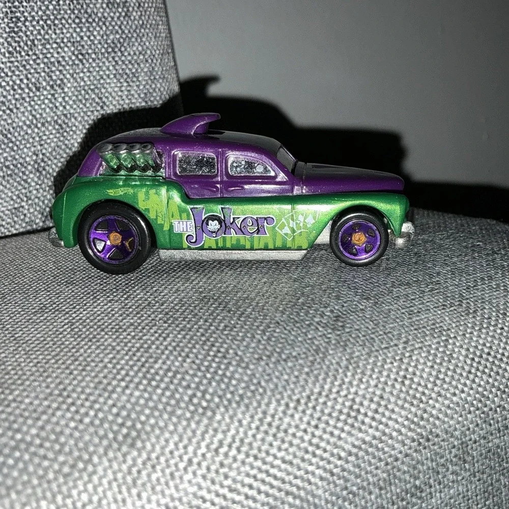 Hot Wheels Batman Series Cockney Cab The‎ Joker DC Comics Green Purple 2014